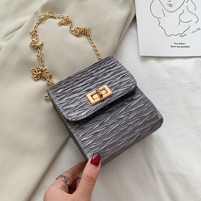 Γυναικεία τσάντα με ανάγλυφο δέρμα και μακρά αλυσίδα