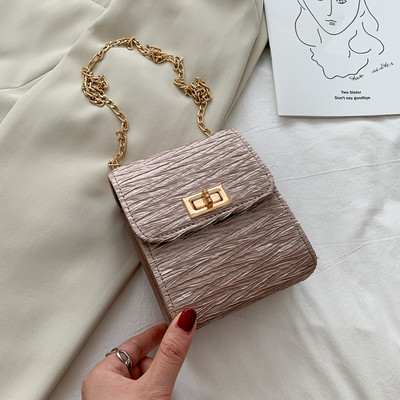 Γυναικεία τσάντα με ανάγλυφο δέρμα και μακρά αλυσίδα