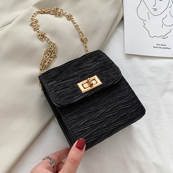 Γυναικεία τσάντα με ανάγλυφο δέρμα και μακρά αλυσίδα