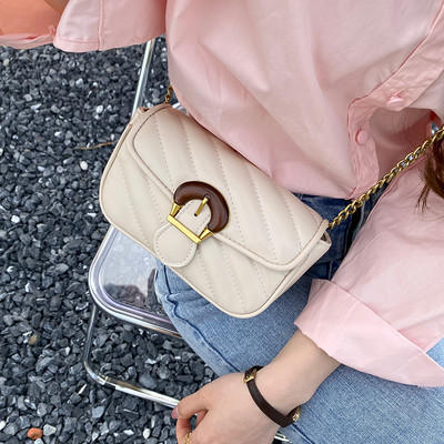 Καθημερινή γυναικεία τσάντα ώμου με αγκράφα 