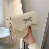 Moderna sieviešu ādas soma ar metāla lenti