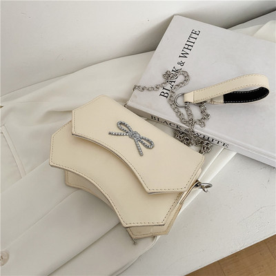 Moderna sieviešu ādas soma ar metāla lenti