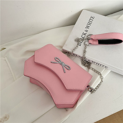 Moderna sieviešu ādas soma ar metāla lenti