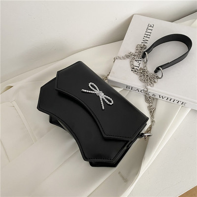 Moderna sieviešu ādas soma ar metāla lenti