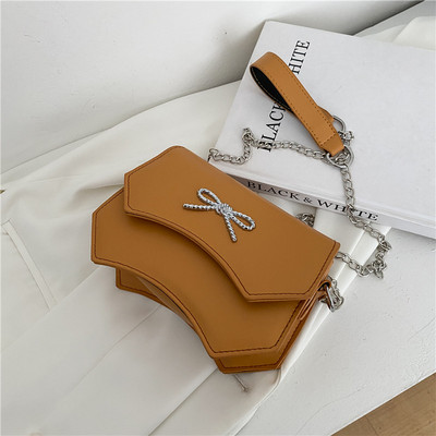 Moderna sieviešu ādas soma ar metāla lenti