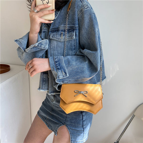 Moderna sieviešu ādas soma ar metāla lenti