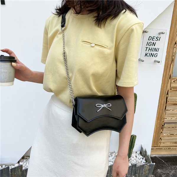 Moderna sieviešu ādas soma ar metāla lenti