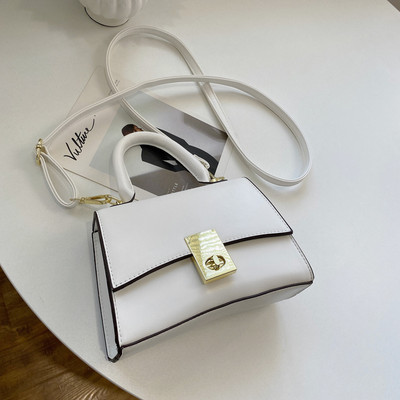 Μικρή κομψή τσάντα με μεταλλική στερέωση