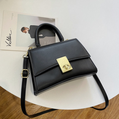 Μικρή κομψή τσάντα με μεταλλική στερέωση