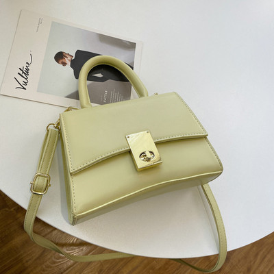 Μικρή κομψή τσάντα με μεταλλική στερέωση