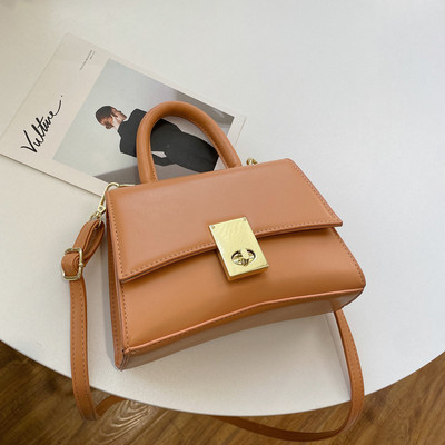 Μικρή κομψή τσάντα με μεταλλική στερέωση