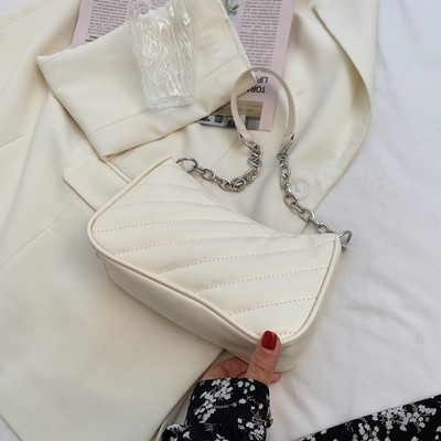 Έκο δερμάτινη γυναικεία τσάντα με μεταλλική λαβή