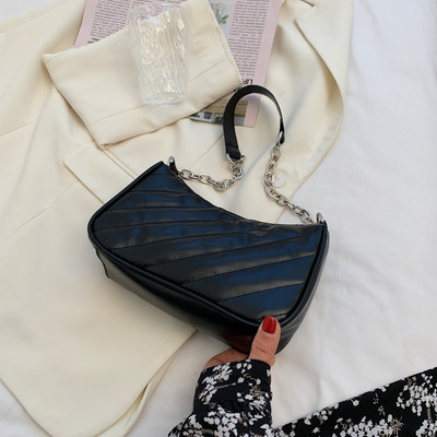 Έκο δερμάτινη γυναικεία τσάντα με μεταλλική λαβή