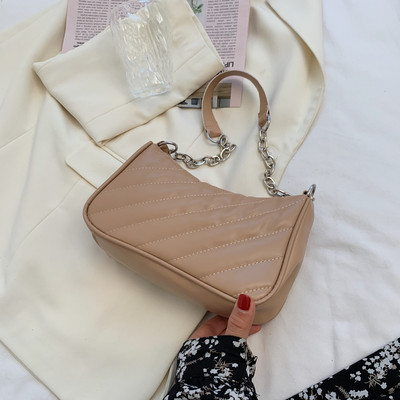 Έκο δερμάτινη γυναικεία τσάντα με μεταλλική λαβή