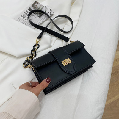 Sieviešu kvadrātveida soma ar metāla aizdari