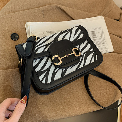 Μοντέρνα γυναικεία τσάντα με άνιμαλ πριντ 