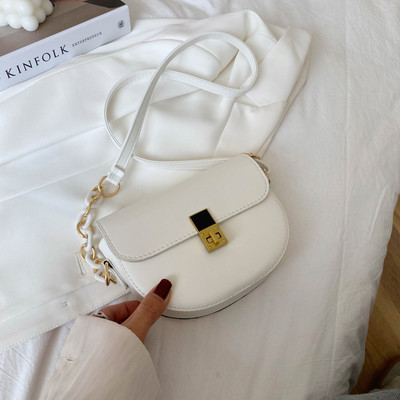 Γυναικεία μίνι τσάντα με μεταλλική στερέωση