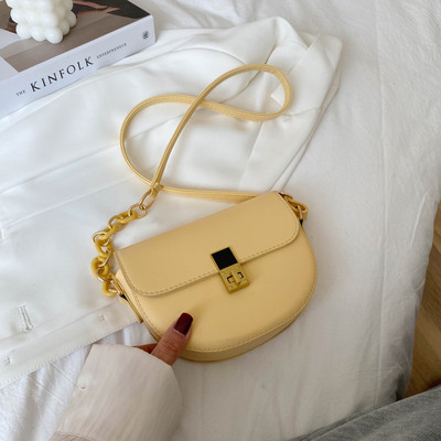 Γυναικεία μίνι τσάντα με μεταλλική στερέωση