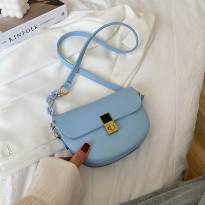 Γυναικεία μίνι τσάντα με μεταλλική στερέωση