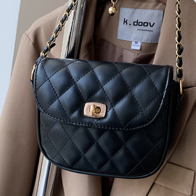 Γυναικεία τσάντα με επένδυση με μεταλλική στερέωση