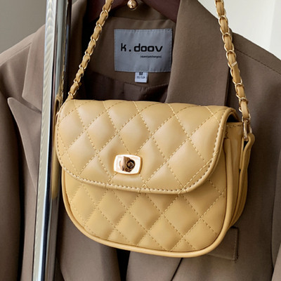 Γυναικεία τσάντα με επένδυση με μεταλλική στερέωση