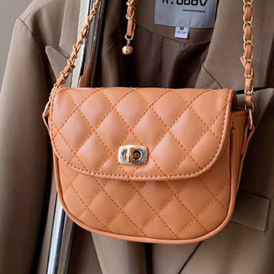 Γυναικεία τσάντα με επένδυση με μεταλλική στερέωση