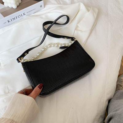 Γυναικεία τσάντα με ανάγλυφο δέρμα και πέρλες