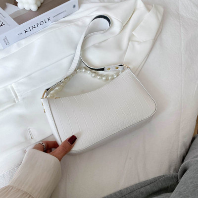 Γυναικεία τσάντα με ανάγλυφο δέρμα και πέρλες