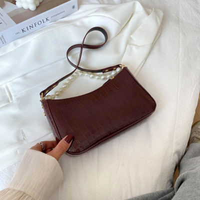 Γυναικεία τσάντα με ανάγλυφο δέρμα και πέρλες