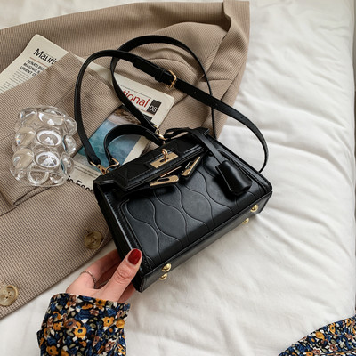 Geanta de dama moderna din piele gofrata cu doua manere