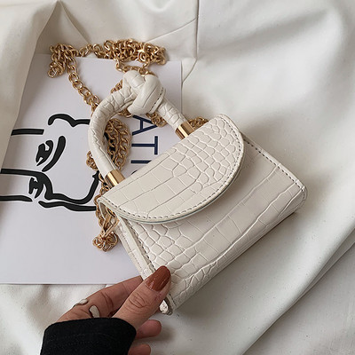 Γυνεκεία τσάντα μικρού μοντέλου από ανάγλυφο δέρμα