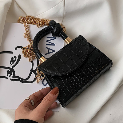 Γυνεκεία τσάντα μικρού μοντέλου από ανάγλυφο δέρμα