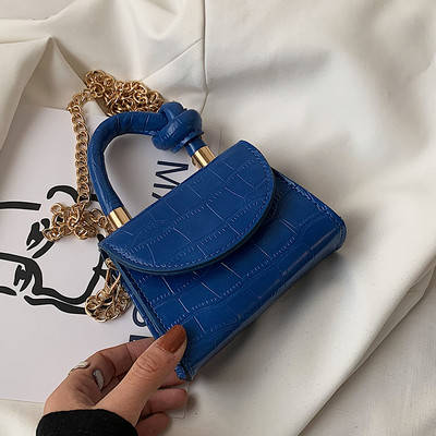 Γυνεκεία τσάντα μικρού μοντέλου από ανάγλυφο δέρμα