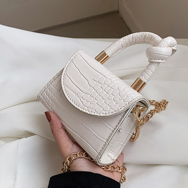 Γυνεκεία τσάντα μικρού μοντέλου από ανάγλυφο δέρμα