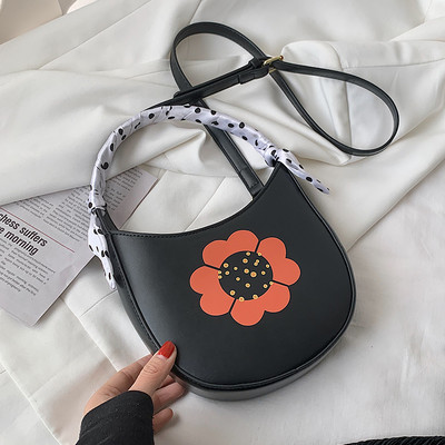 Μικρή τσάντα με πολύχρωμη απλικέ και υφασμάτινη λαβή