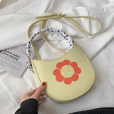 Μικρή τσάντα με πολύχρωμη απλικέ και υφασμάτινη λαβή