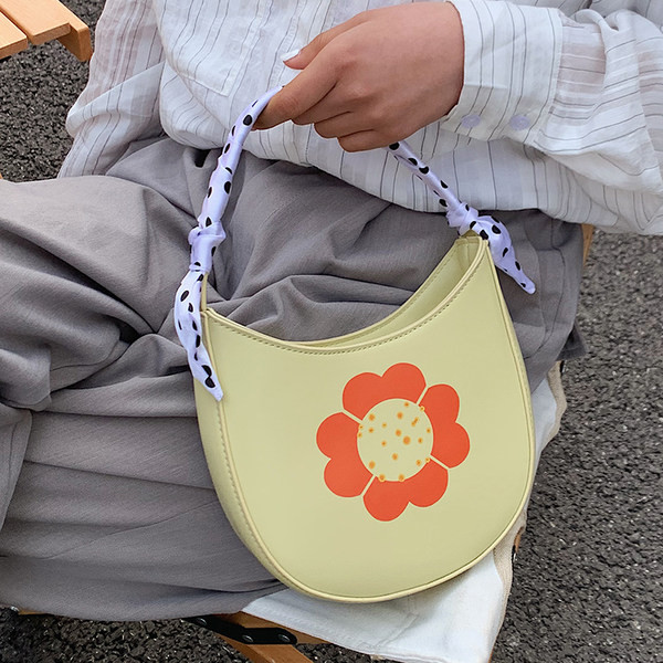 Μικρή τσάντα με πολύχρωμη απλικέ και υφασμάτινη λαβή