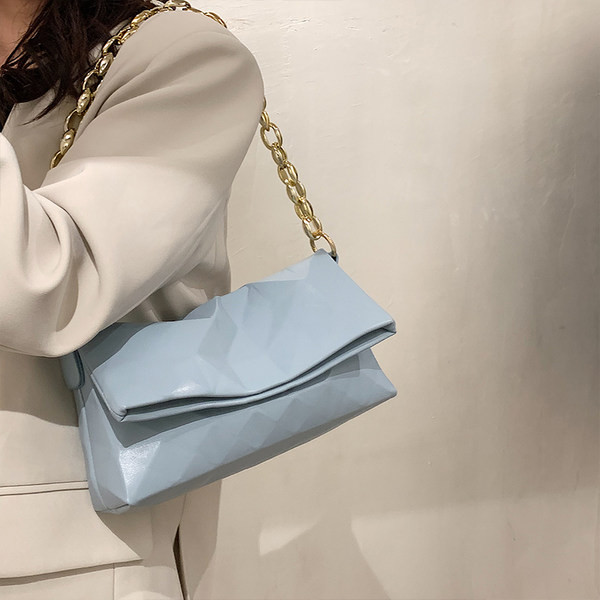 Geanta de dama dreptunghiulara din piele ecologica cu maner din metal si piele