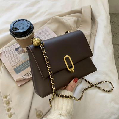 Μοντέρνα έκο δερμάτινη τσάντα με μεταλλική στερέωση