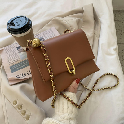 Μοντέρνα έκο δερμάτινη τσάντα με μεταλλική στερέωση