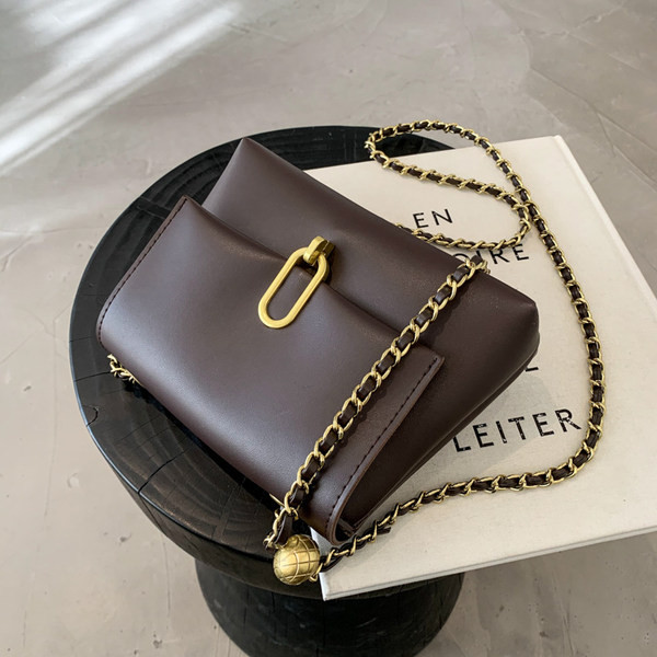 Μοντέρνα έκο δερμάτινη τσάντα με μεταλλική στερέωση