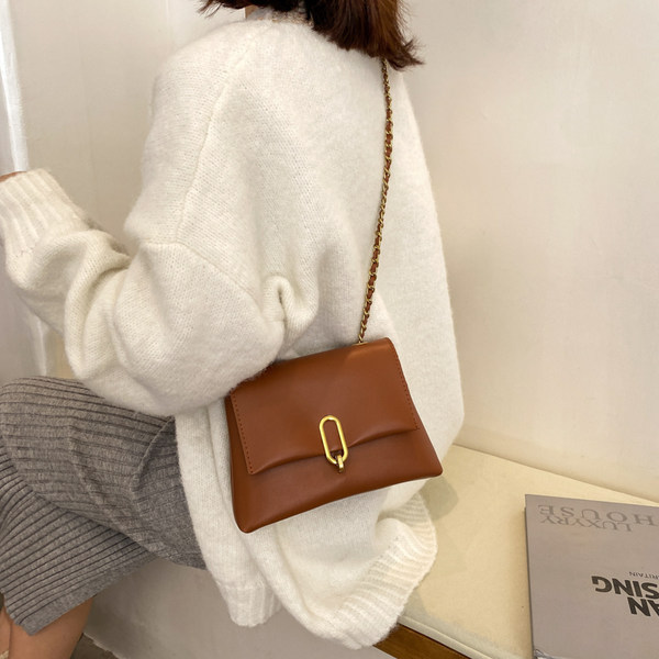 Μοντέρνα έκο δερμάτινη τσάντα με μεταλλική στερέωση