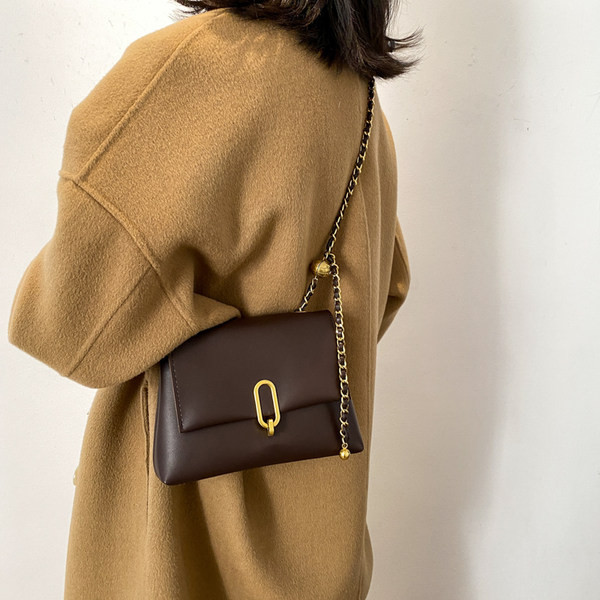 Μοντέρνα έκο δερμάτινη τσάντα με μεταλλική στερέωση