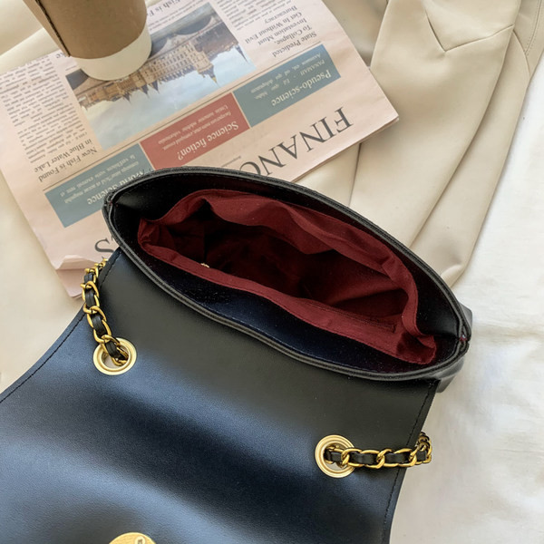 Μοντέρνα έκο δερμάτινη τσάντα με μεταλλική στερέωση