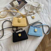 Γυναικεία τσάντα με ανάγλυφο δέρμα και μεταλλική αγκράφα