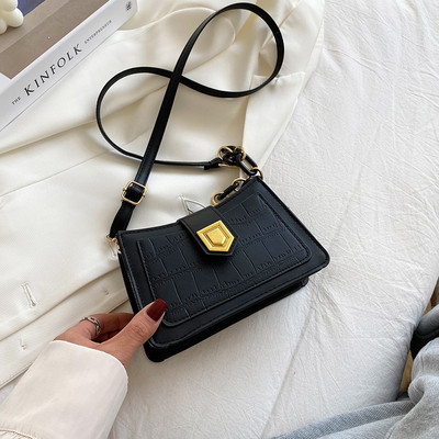 Γυναικεία τσάντα με ανάγλυφο δέρμα και μεταλλική αγκράφα