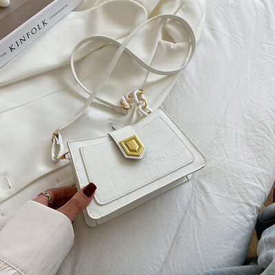 Γυναικεία τσάντα με ανάγλυφο δέρμα και μεταλλική αγκράφα