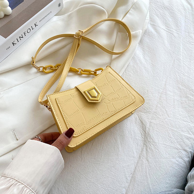 Γυναικεία τσάντα με ανάγλυφο δέρμα και μεταλλική αγκράφα