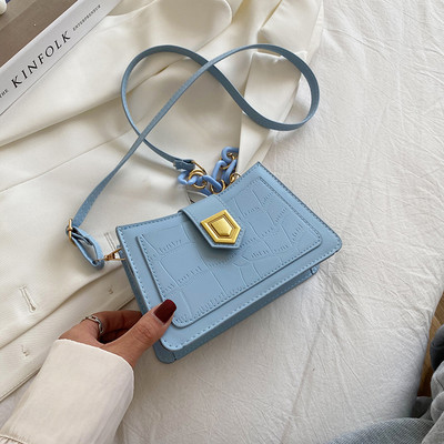 Γυναικεία τσάντα με ανάγλυφο δέρμα και μεταλλική αγκράφα