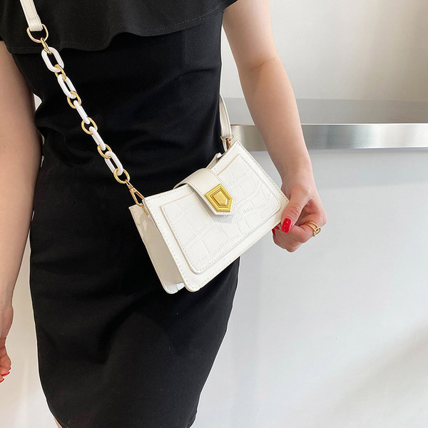 Γυναικεία τσάντα με ανάγλυφο δέρμα και μεταλλική αγκράφα